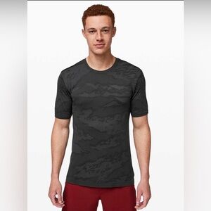 Lululemon Metal Vent Breathe Short Sleeve
Asphalt Grey / Obsidian